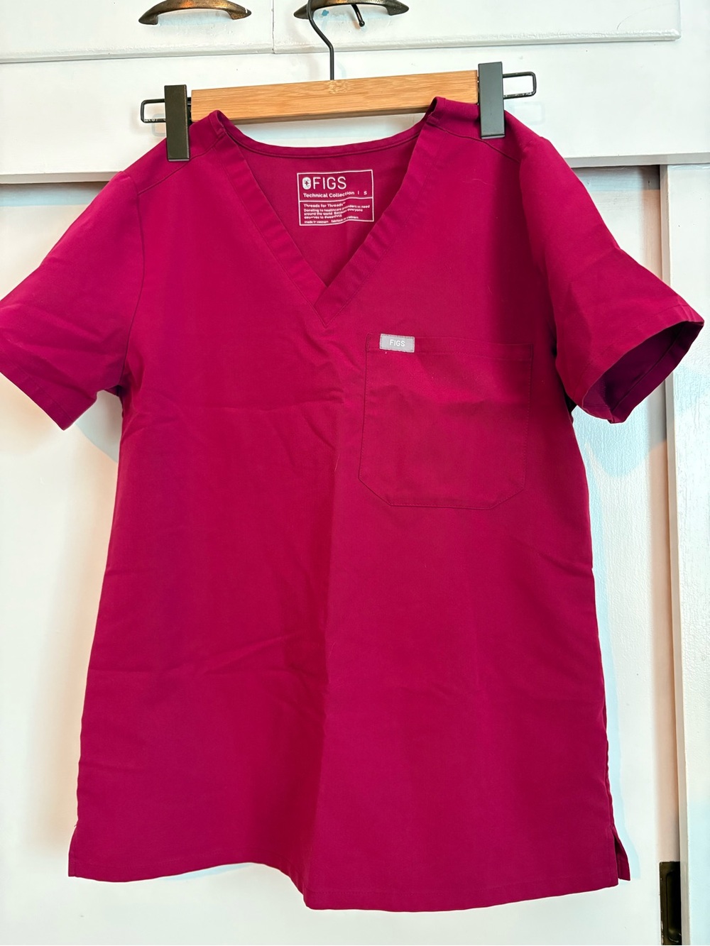 Figs Catarina One-Pocket Scrub Top (Sm) Zamora Jogger (Sm) Dark Magenta